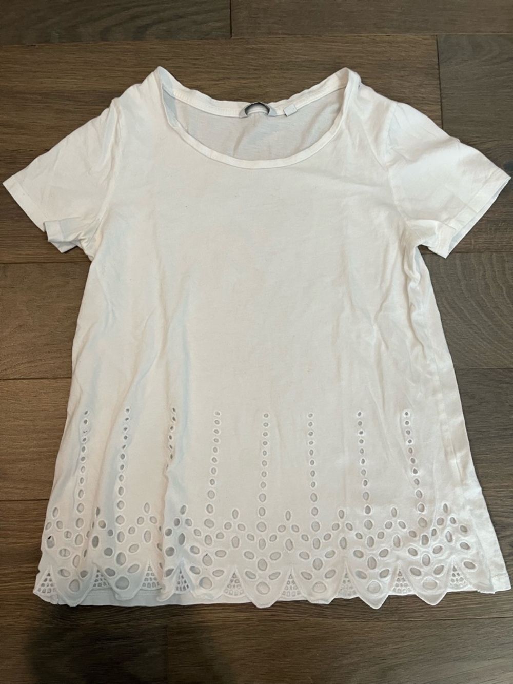 Reitmans White Short Sleeve Tee Trio with Ruched V-Neck and Eyelet Details - Picture 4 of 7